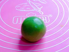 如包包子的手法包起来，收口捏紧朝下。