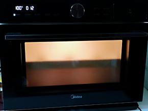 入蒸烤箱100度蒸13-15分钟。(具体时间也要根据青团大小另定哈）用蒸锅也可以。