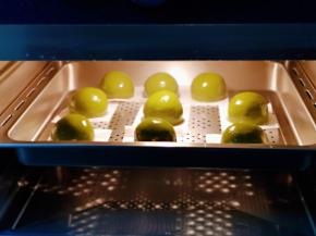 整好啦！戴上隔热手套取出蒸屉。