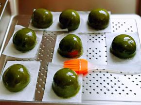 趁热立即刷上少许玉米油。