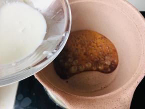 2、将淡奶油倒入奶锅搅拌后离火，立刻降温（5到10度左右）