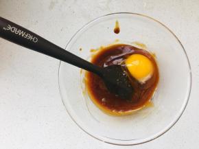冷藏后的鸡蛋打散后加入到焦糖酱中，搅拌均匀，冷藏备用