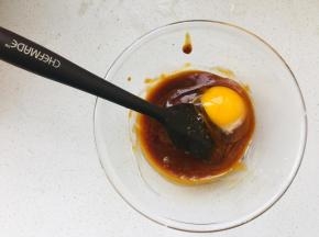 冷藏后的鸡蛋打散后加入到焦糖酱中，搅拌均匀，冷藏备用