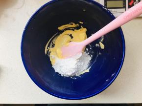 4、黄油软化用刮刀按压成膏状，加入糖粉搅拌均匀