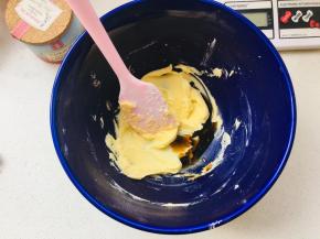 5、加入咖啡酒，搅拌均匀，无需打发