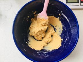 筛入低粉，搅拌均匀后，装入裱花袋中，无需放置花嘴