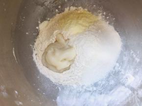 将主面团除黄油外的其他材料放入搅拌桶中，揉出粗膜后加热黄油揉至扩展