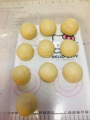 4、发酵好后，将面团分割成60克一个的小面团，滚圆后松弛15分钟