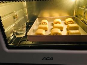 涂抹好草莓酱后，将两头想中心位置卷起，进行第二次发酵。