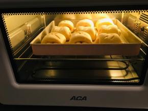 8、二发后，表面筛粉，用刀在表面割几下，烤箱160度15到20分钟，具体温度根据自己烤箱脾气酌情调节