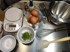 准备好全部的材料，蛋黄、蛋白分离，材料称量好。