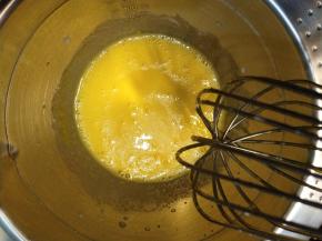 依次加入玉米油、牛奶，搅拌均匀。