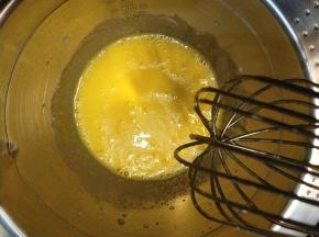 依次加入玉米油、牛奶，搅拌均匀。