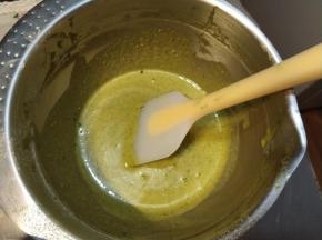 分两次筛入低筋面粉跟抹茶粉，每次都要用蛋抽轻轻的画一字拌匀，或者用刮刀翻拌均匀。