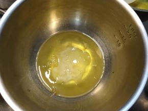 蛋白内直接加入柠檬汁，用电动打蛋器将蛋白打发至粗泡状。