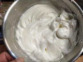 分3次加入细砂糖，并用电动打蛋器快速打发，蛋白出现明显纹路。