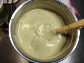 先取一小半的蛋白霜加入到蛋黄面糊中，用刮刀压匀、拌匀，再把拌匀的面糊倒进余下的蛋白霜内，翻拌均匀。