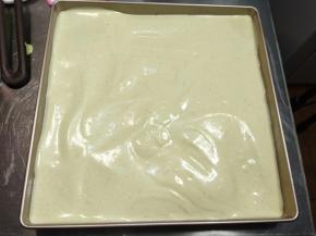 然后把准备好的面糊倒在烤盘上，用刮板整理平整，并且在进烤箱前，震动一下。