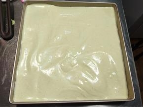 然后把准备好的面糊倒在烤盘上，用刮板整理平整，并且在进烤箱前，震动一下。