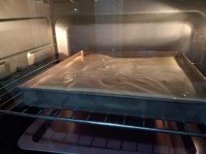 放入上下火160度预热好的烤箱，然后再调整到上火150度下火150度烤制18-20分钟。