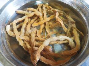 干豆角提前用温水泡软。