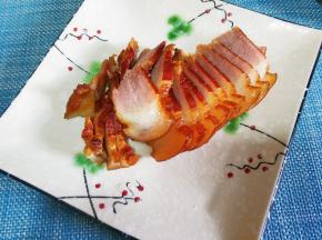 腊肉煮几分钟去咸味，凉凉切片。