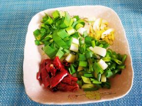 葱姜蒜，干辣椒切好备用。