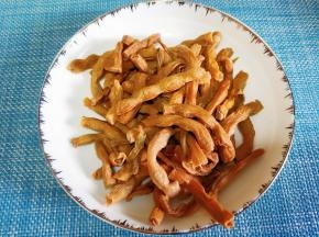 豆角泡好切段。
