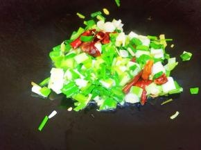 热油炒香葱姜蒜，干辣椒和蒜苗。