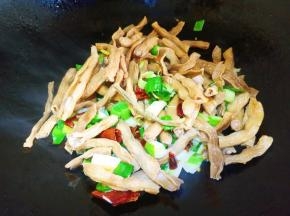 到入干豆角翻匀。