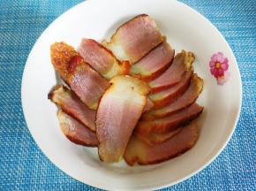 腊肉切好铺在碗底。