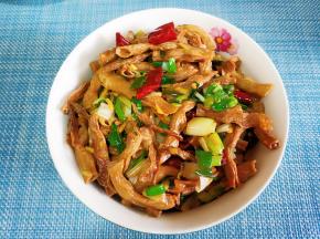 干豆角炒好铺在腊肉上，上锅蒸四十分钟。