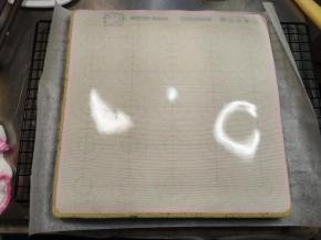 垫上一张油纸，倒扣，取出模具。