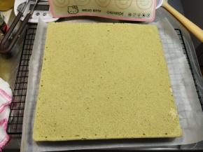 轻轻的撕下硅胶垫，放凉。