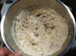 淡奶油加糖粉打发后加入少许玫瑰酱拌匀做成玫瑰奶油馅。