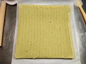 再准备一张油纸，盖上蛋糕片，然后再次翻转过来。