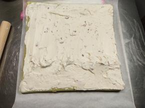 当蛋糕片还有一点点温热的时候，在表面涂抹上奶油馅。