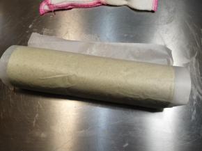 借助擀面杖、油纸卷起来，冷藏2小时后切块食用。