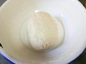 等凉一下和成光滑的面团盖起来备用