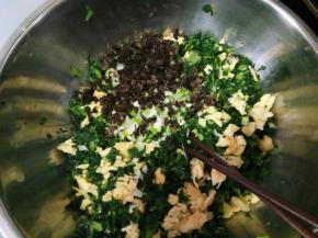 木耳泡发好以后切碎放入