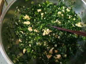 放入色拉油，芝麻油和盐调匀