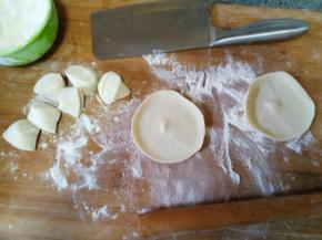 面团做成比饺子皮稍大一点的剂子