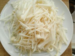 金针菇切掉头切成三段撒散