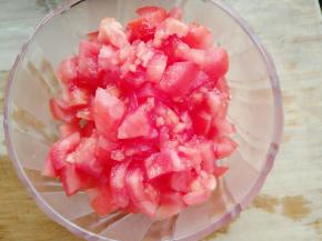 番茄冼干净切成小块备用
