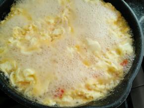 轻轻划几下后放入盐，胡椒粉