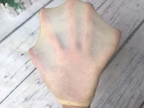 需要揉出手套膜或者取出后可配合手揉揉出手套膜。