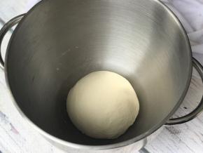 所有材料按照糖盐牛奶鸡蛋高筋面粉酵母的顺序投入面包机或厨师机里和面10-15分钟（厨师机大概6-10分钟），放入软化的黄油块，再揉20-25分钟（厨师机大概15分钟）。