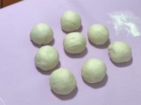 发好的面团排气后分成20个揉成圆形，盖上保鲜膜松弛20分钟。