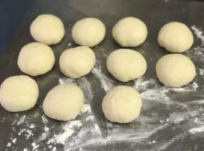 然后再次排气滚圆，在温度是33-38度的环境下发酵至1.5倍大（大约40-60分钟）。