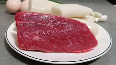 准备新鲜的牛肉、鸡蛋、年糕、酸菜（酸菜咸味够了，所以炒年糕没有放盐）